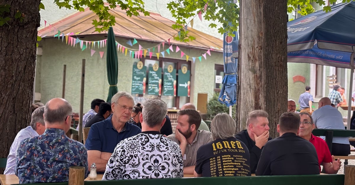 Gemeinsames Mittagessen in großer Runde